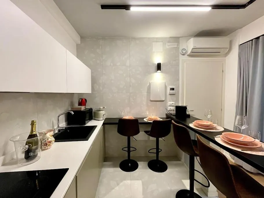 Locatelli Apartments - Patio Living 