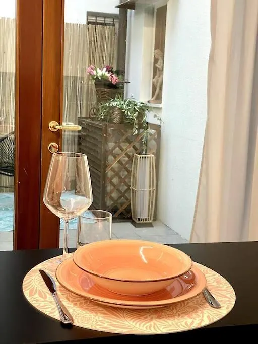 Locatelli Apartments - Patio Living 