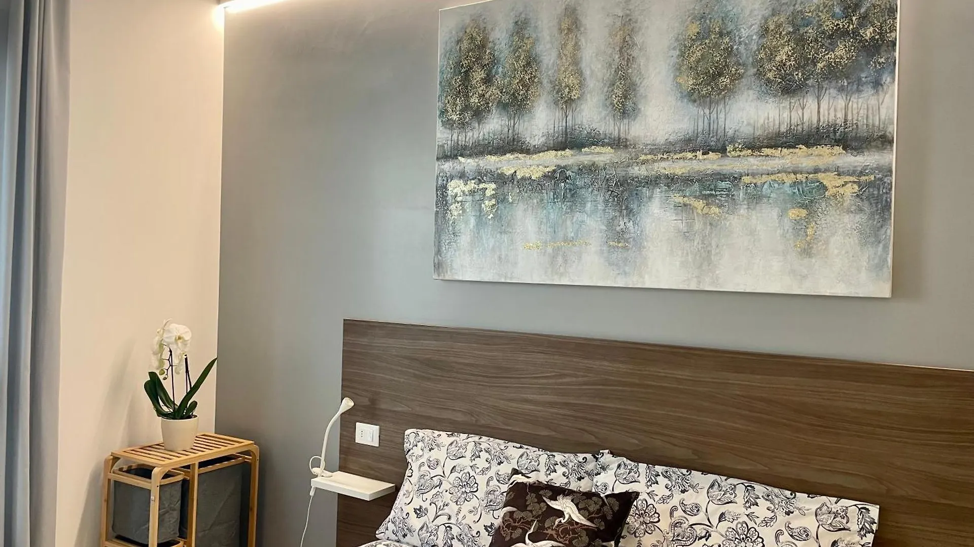 Locatelli Apartments - Patio Living 