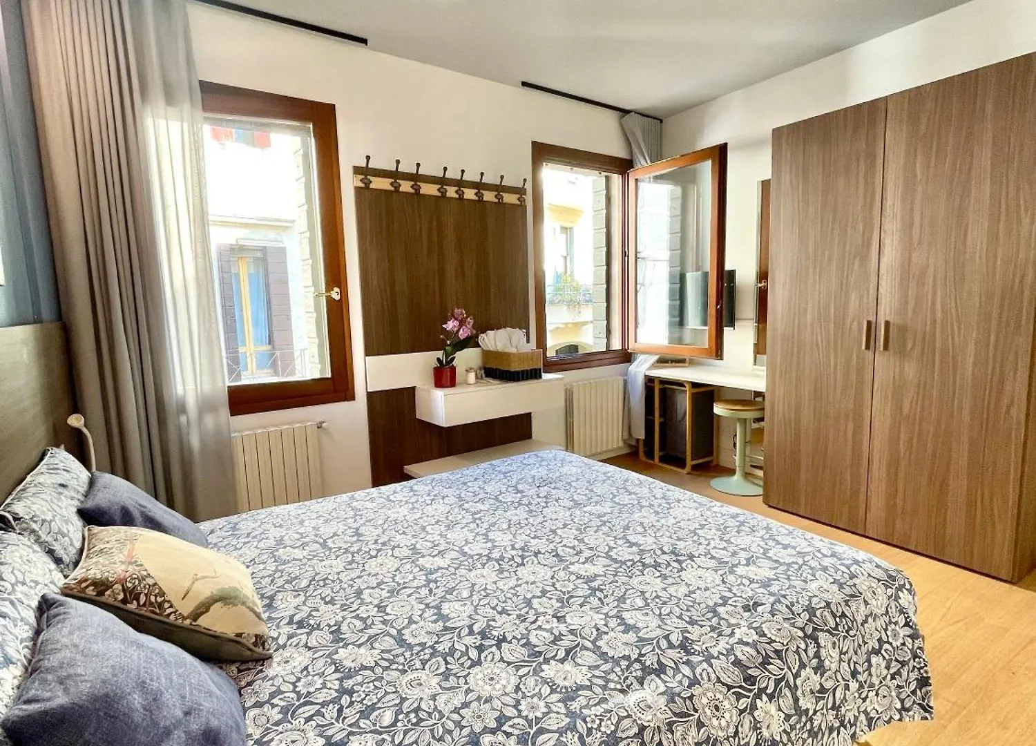 Locatelli Apartments - Patio Living 