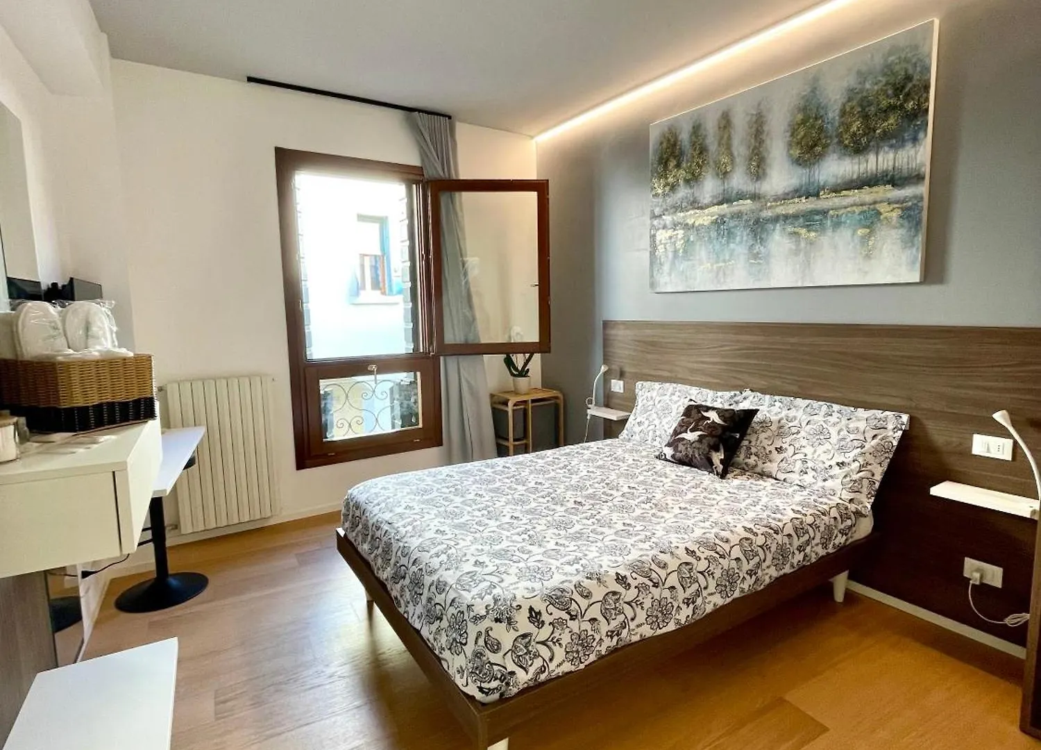 Locatelli Apartments - Patio Living 
