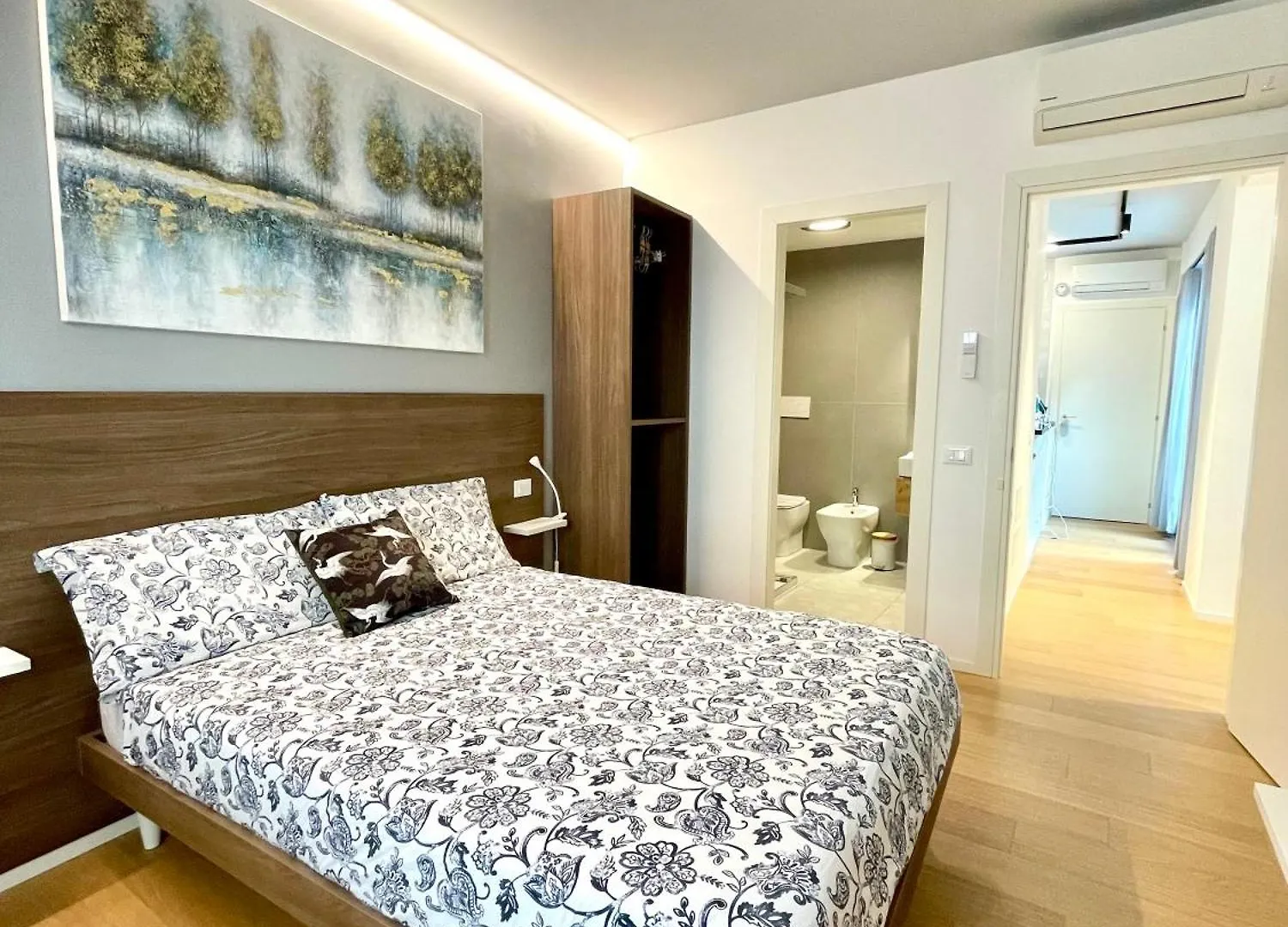 Locatelli Apartments - Patio Living 