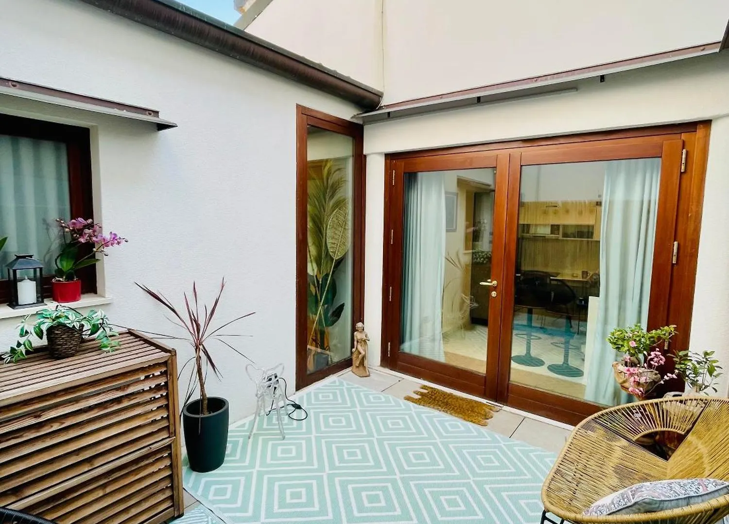 Locatelli Apartments - Patio Living 