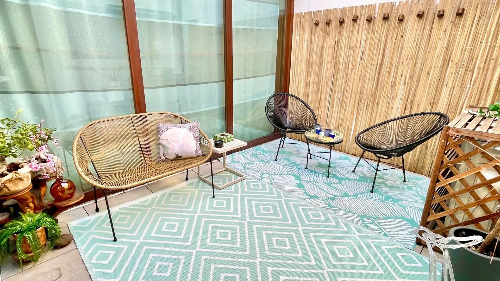 Locatelli Apartments - Patio Living 