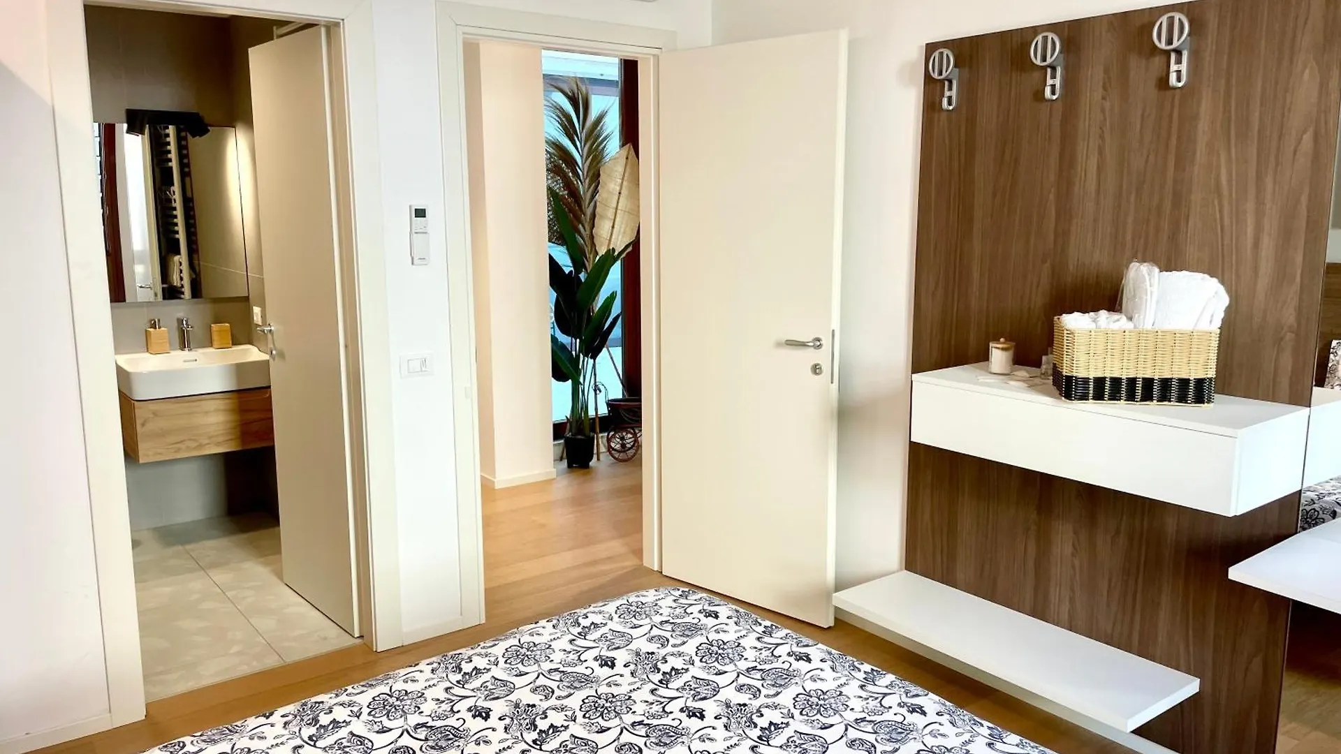 Locatelli Apartments - Patio Living 